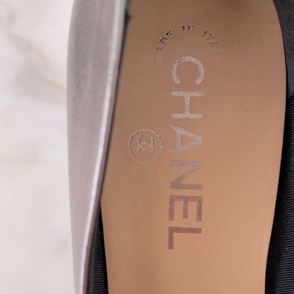 CHANEL CC Platinum Leather Pumps w Camellia - Picture 6 of 11